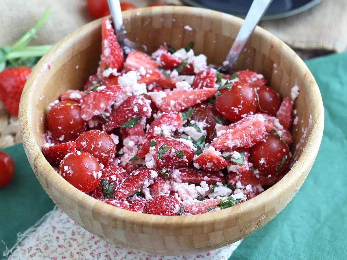 Salat med jordbær, tomater, feta og basilikum - foto 4