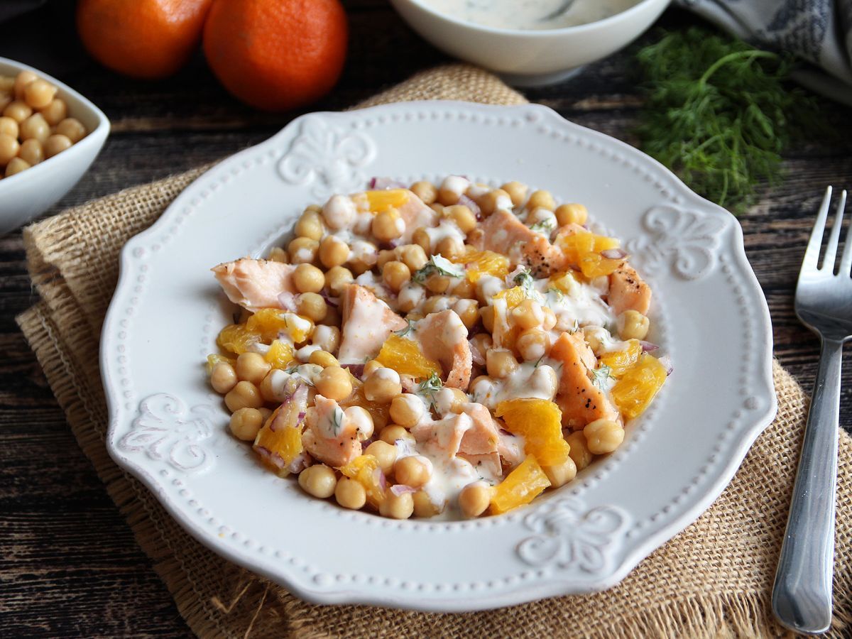 Salat med laks, kikærter og appelsin