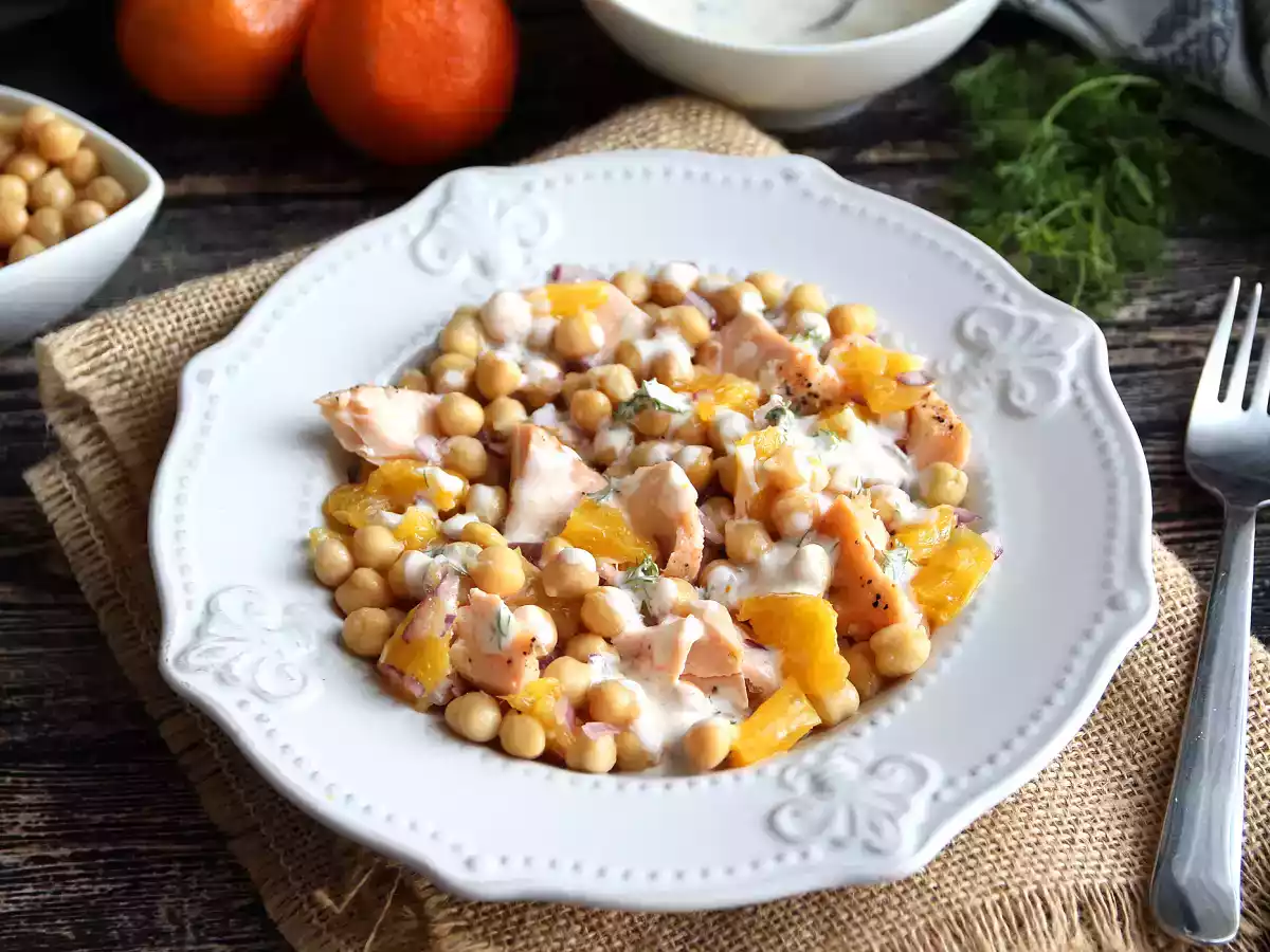 Salat med laks, kikærter og appelsin