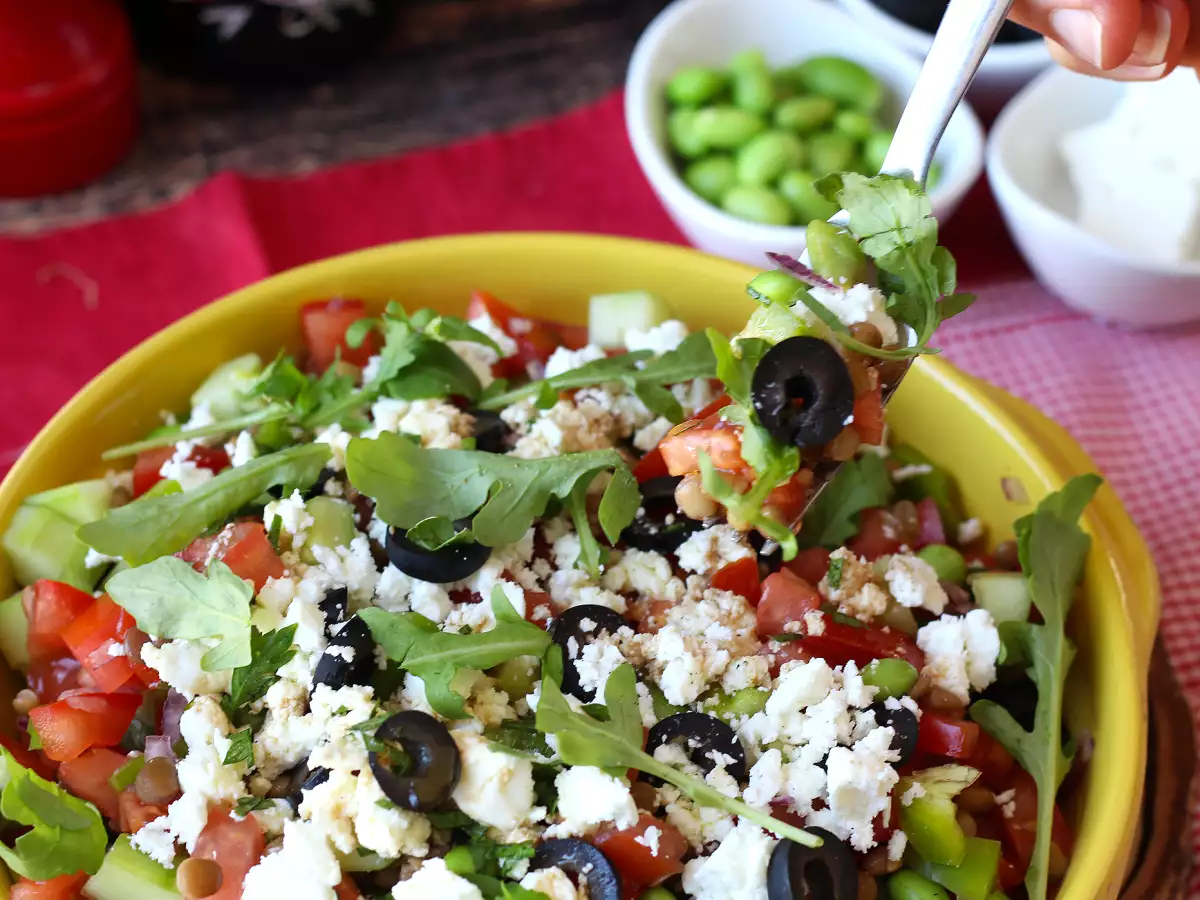 Salat med linser, feta og edamame med sprøde grøntsager - foto 3