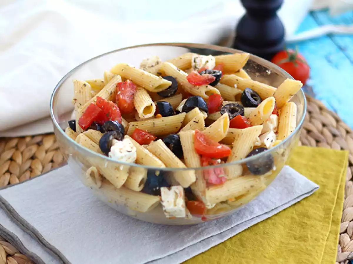 Salat med pasta, tomat, feta og oliven