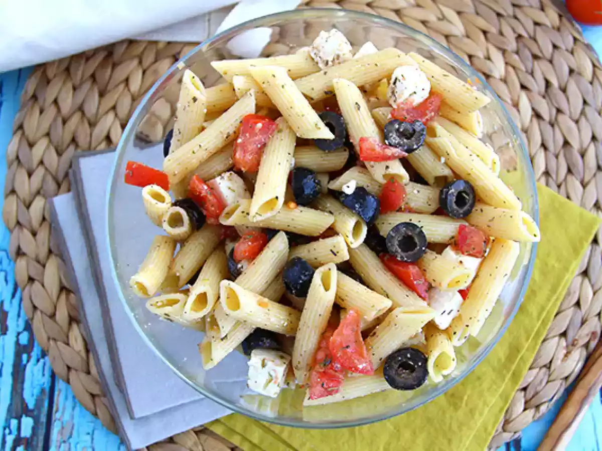 Salat med pasta, tomat, feta og oliven - foto 3