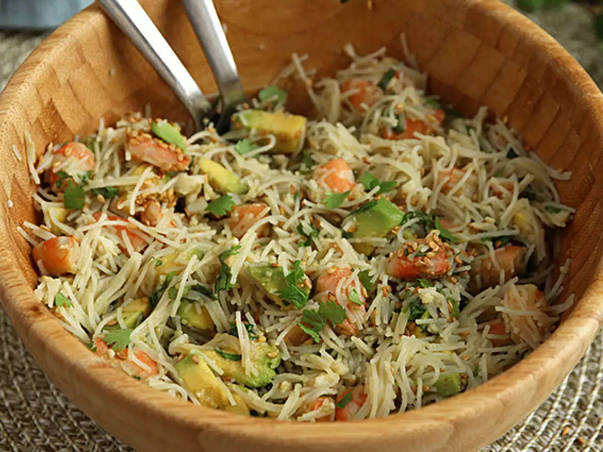 Salat med risnudler, rejer, avocado, æg og koriander - foto 3