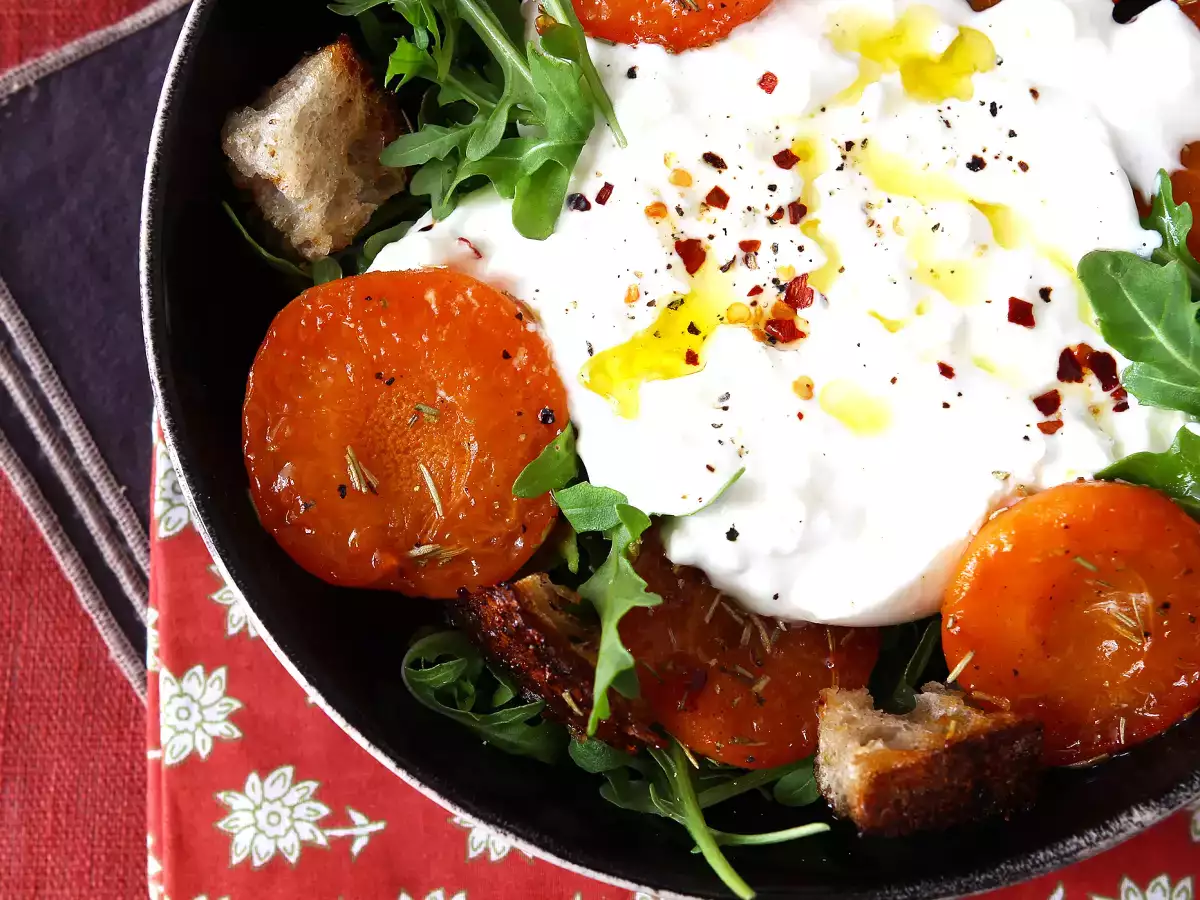 Salat med ristede abrikoser, rucola og burrata