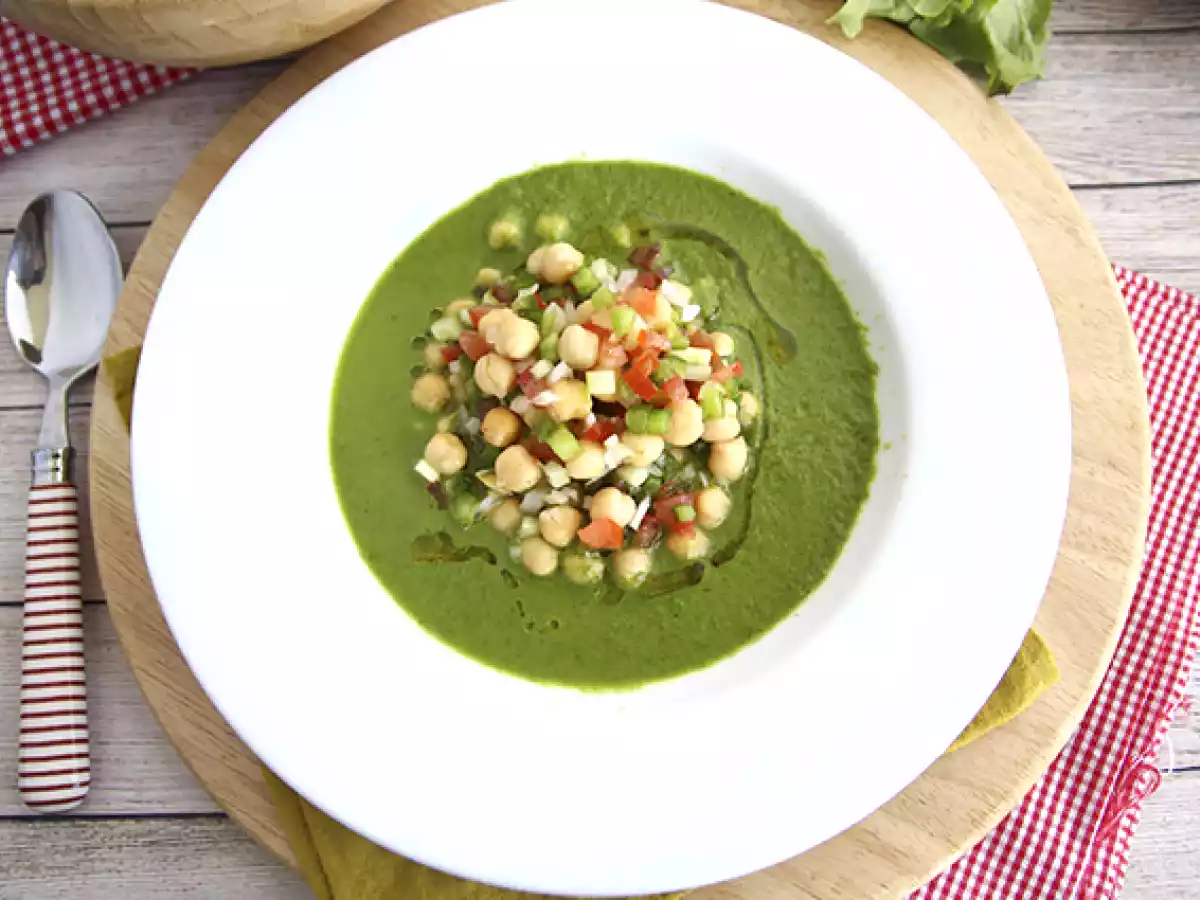Salatsuppe og kikærtesalat