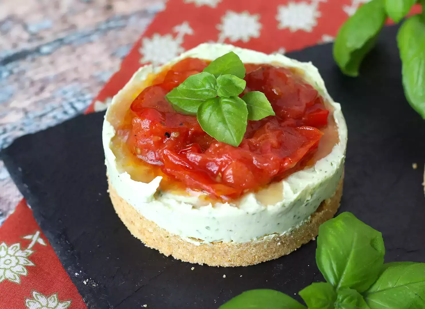 Salte ostekager med basilikum og cherrytomater i én portion: en velsmagende idé til buffeter og aperitiffer
