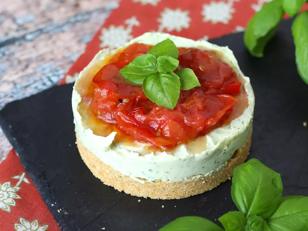 Salte ostekager med basilikum og cherrytomater i én portion: en velsmagende idé til buffeter og aperitiffer