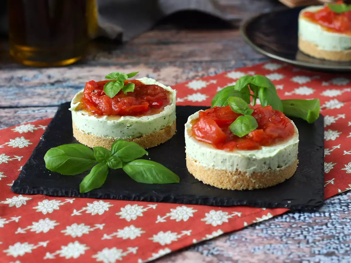 Salte ostekager med basilikum og cherrytomater i én portion: en velsmagende idé til buffeter og aperitiffer - foto 3