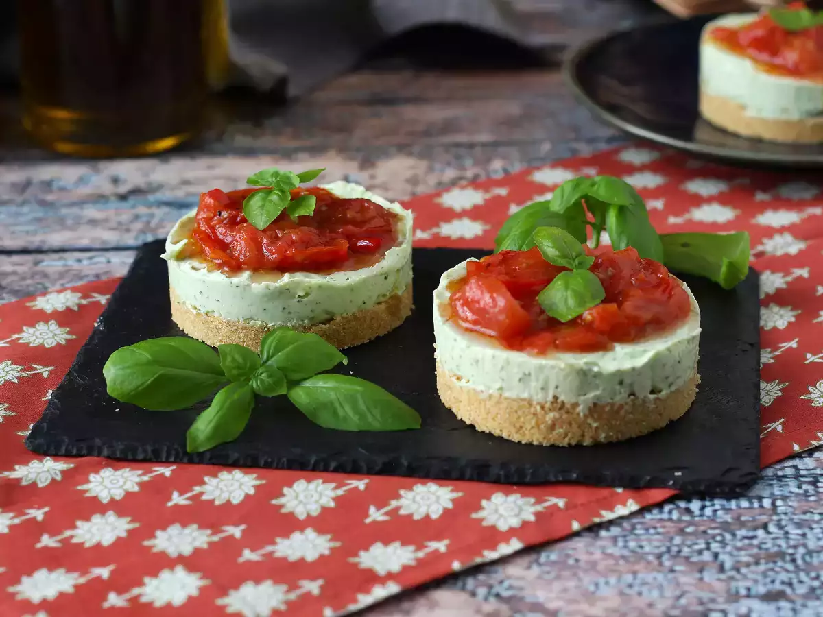 Salte portionscheesecakes med basilikum og cherrytomater – en lækker idé til buffet og aperitif - foto 3
