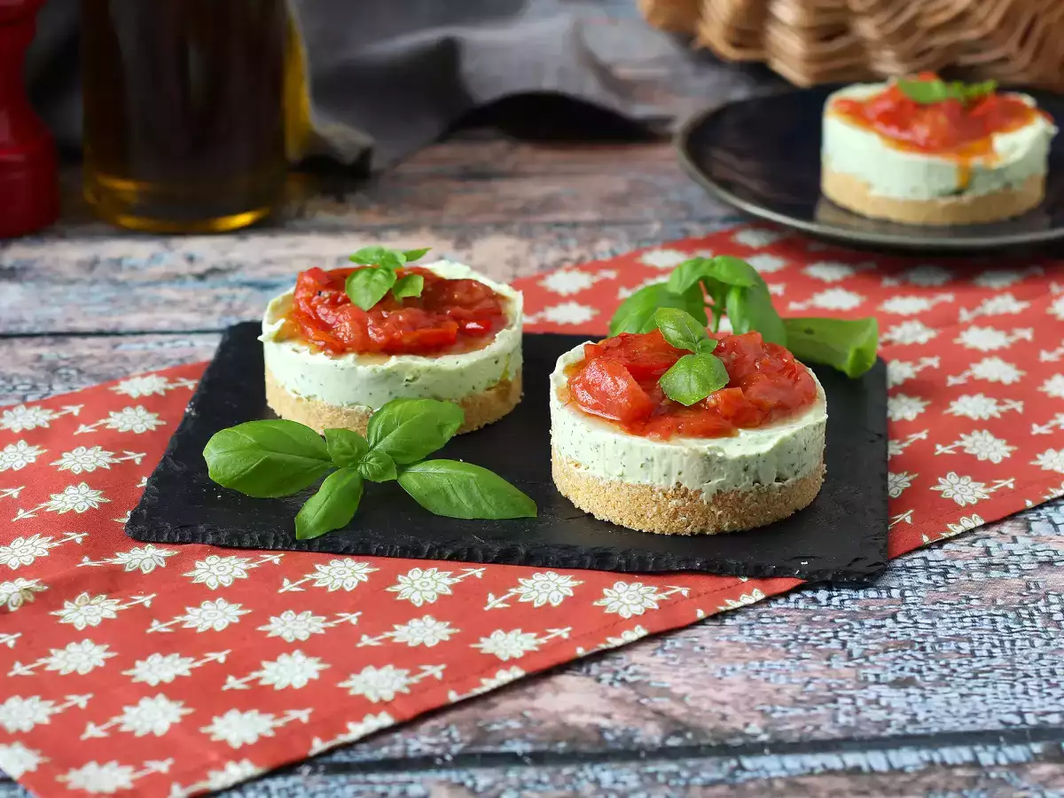 Salte portionscheesecakes med basilikum og cherrytomater – en lækker idé til buffet og aperitif - foto 4