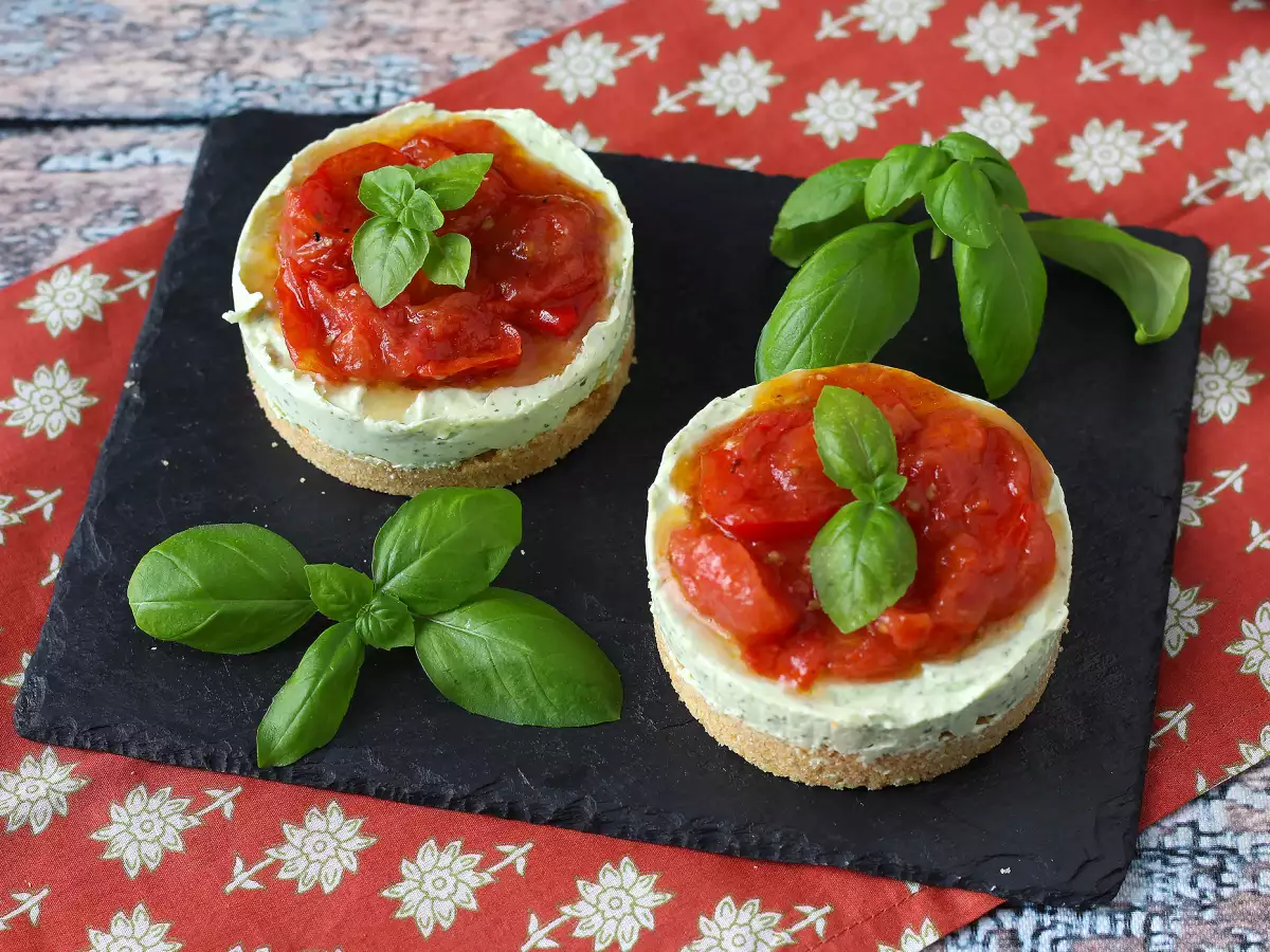 Salte portionscheesecakes med basilikum og cherrytomater – en lækker idé til buffet og aperitif - foto 6