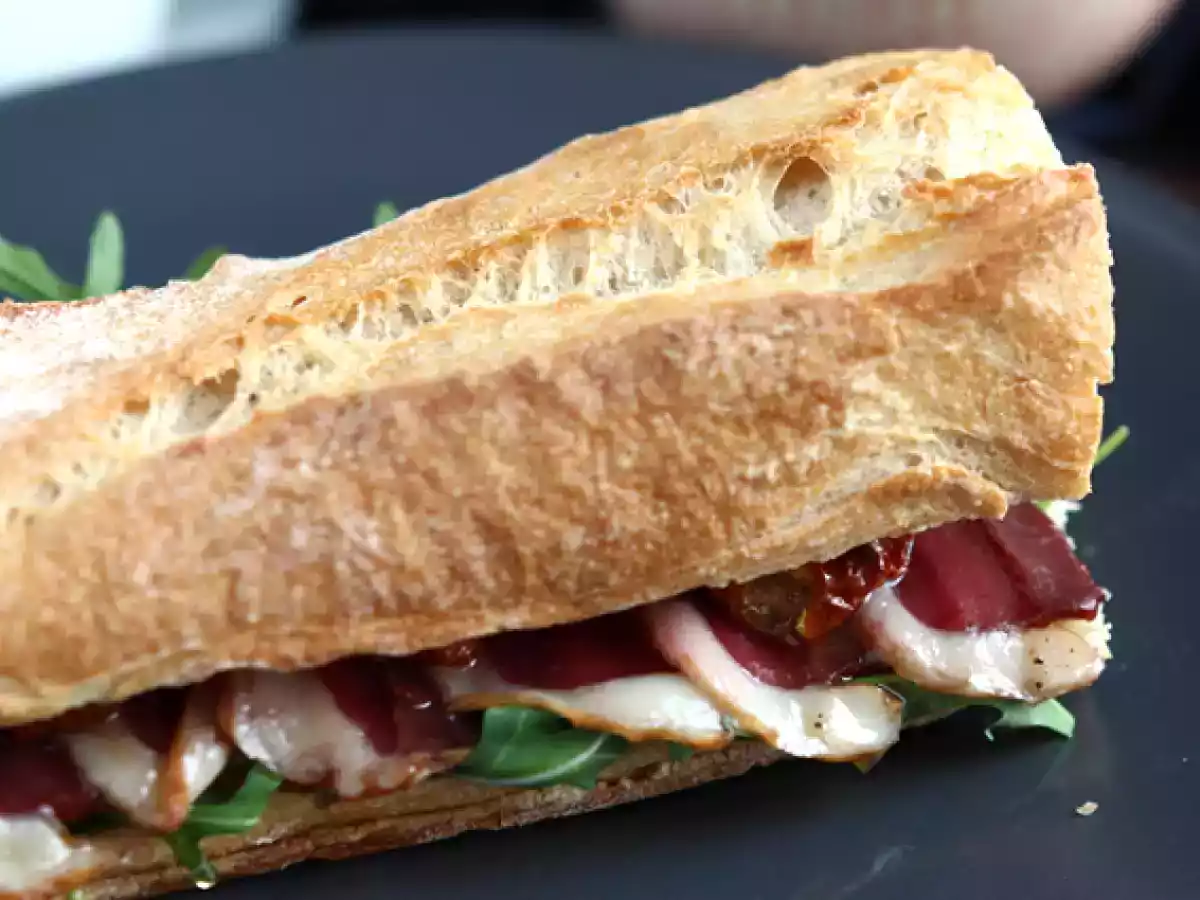 Sandwich med røget andebryst, soltørrede tomater, rucola og balsamicoeddike - foto 2