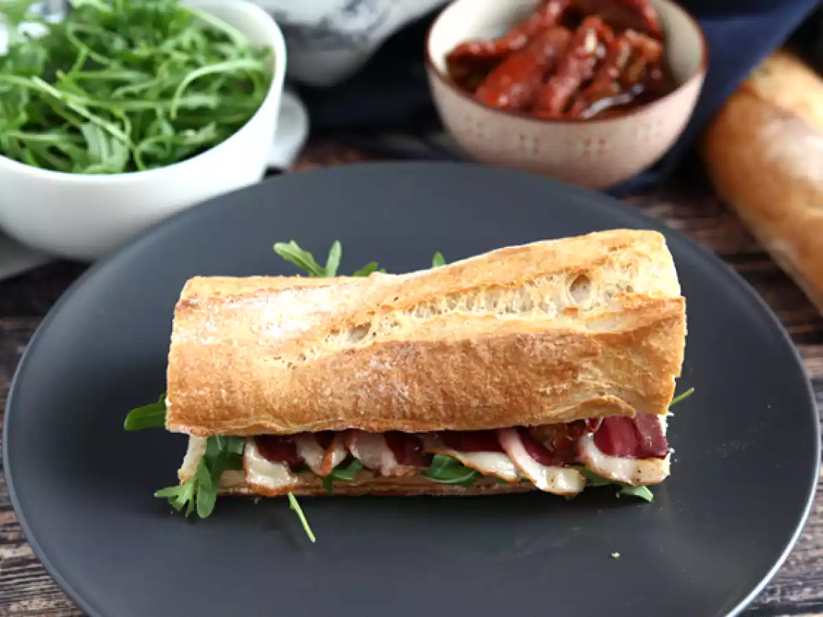 Sandwich med røget andebryst, soltørrede tomater, rucola og balsamicoeddike - foto 3