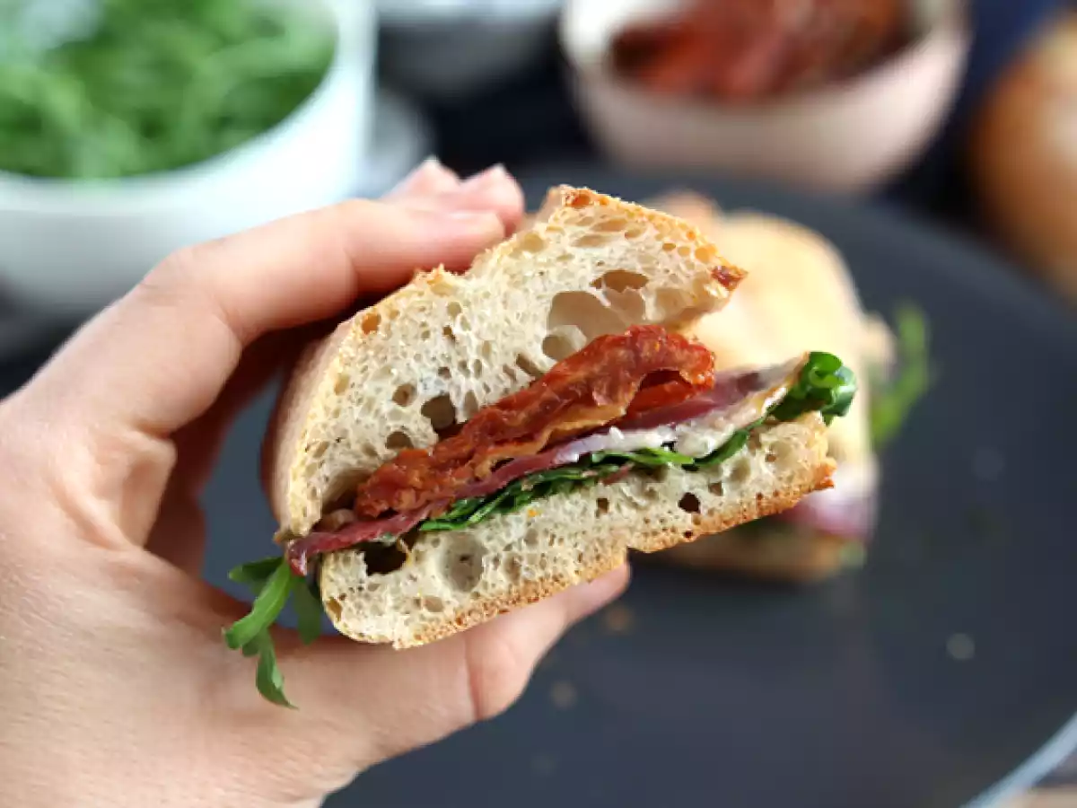 Sandwich med røget andebryst, soltørrede tomater, rucola og balsamicoeddike - foto 4