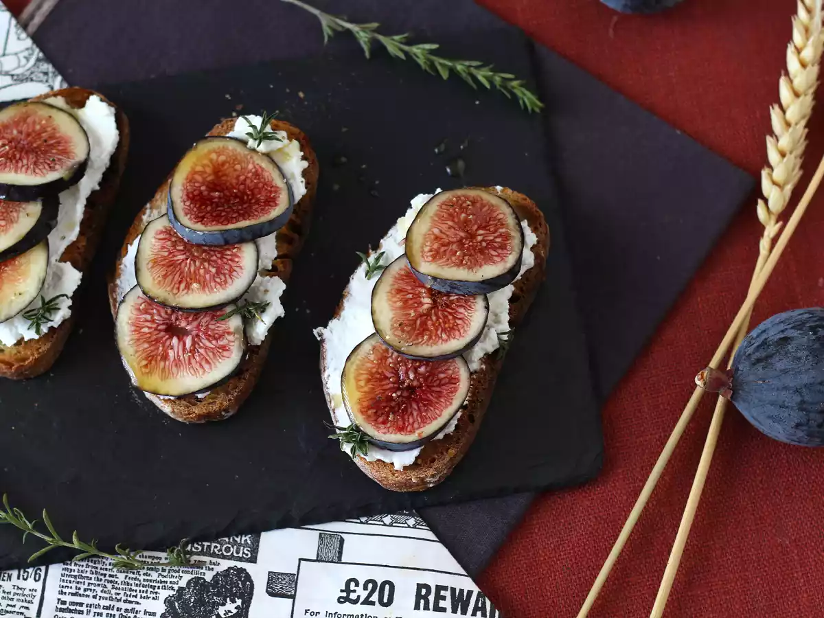 Sandwiches med figen, frisk gedeost, honning og rosmarin