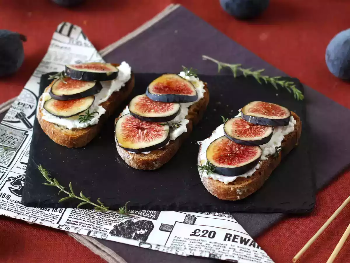 Sandwiches med figen, frisk gedeost, honning og rosmarin - foto 2