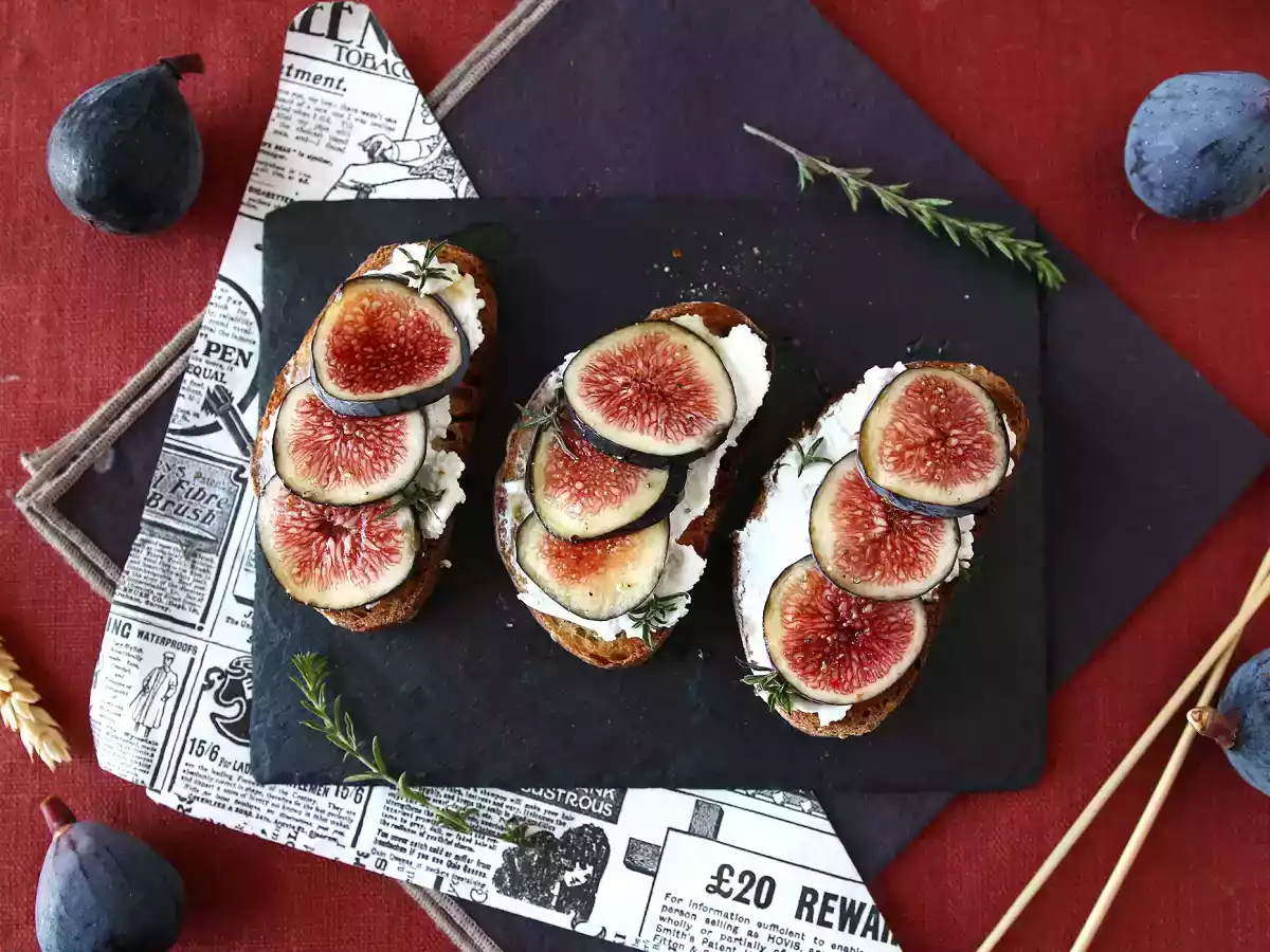Sandwiches med figen, frisk gedeost, honning og rosmarin - foto 4