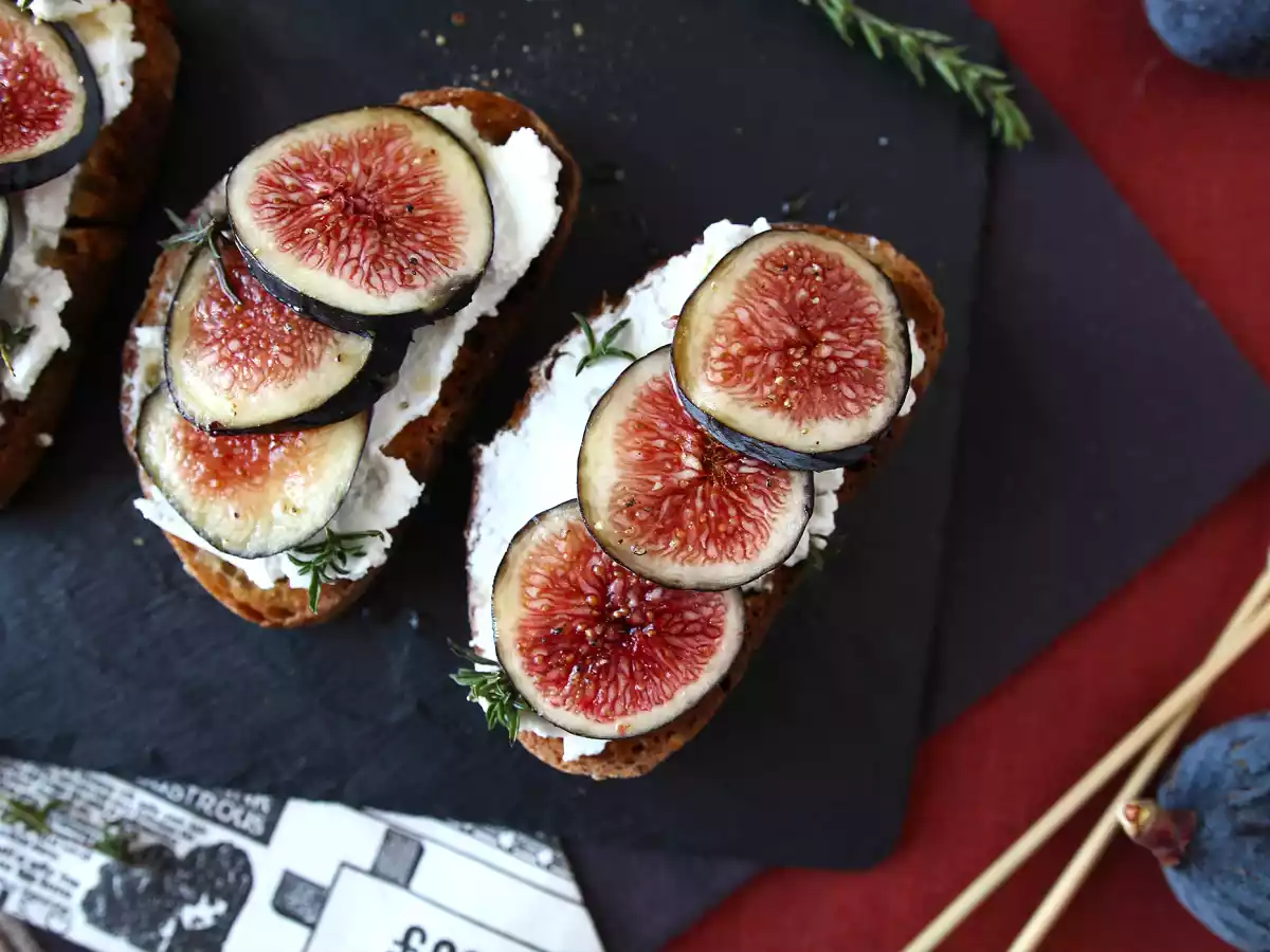 Sandwiches med figen, frisk gedeost, honning og rosmarin - foto 5