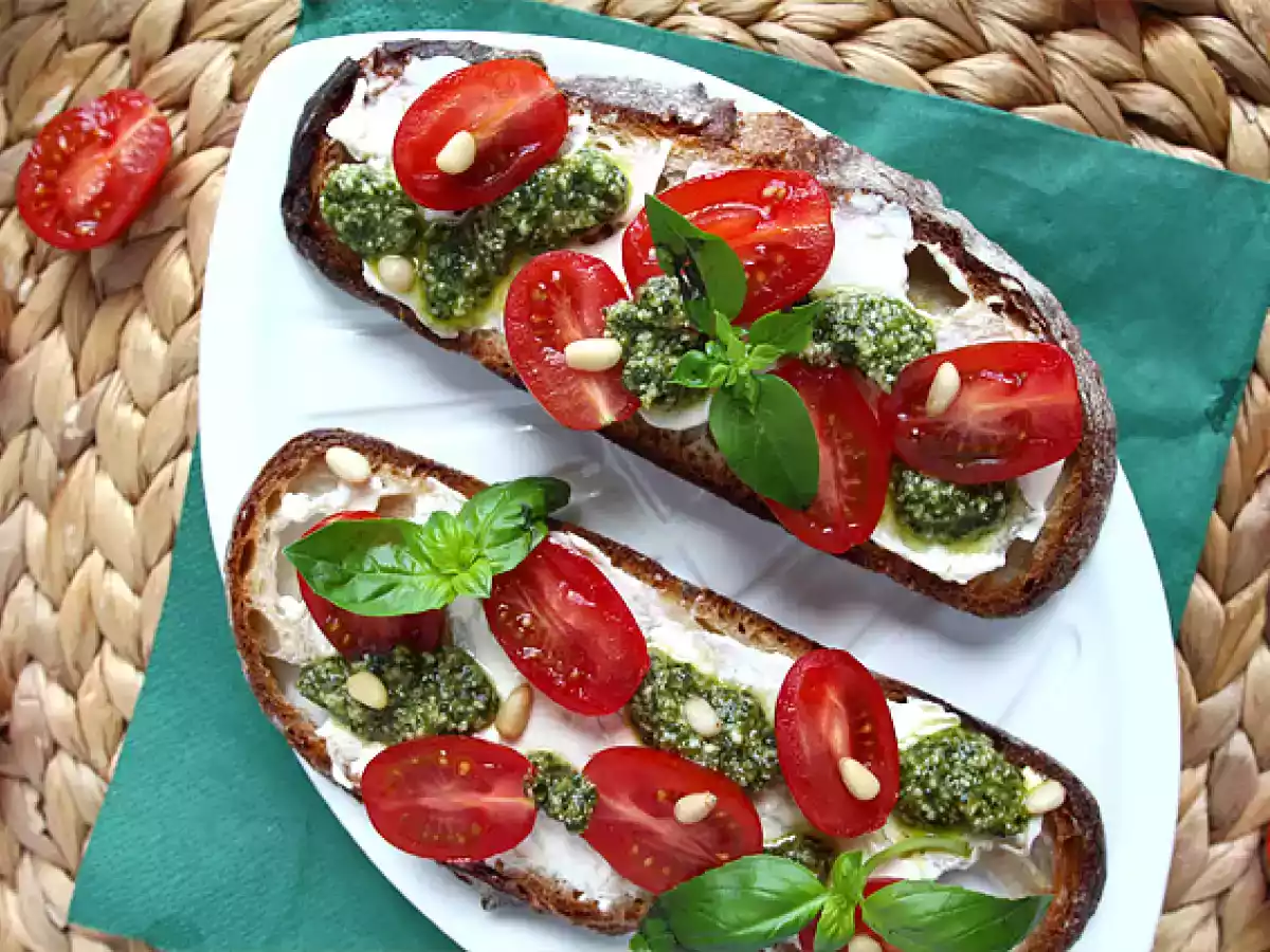 Sandwiches med frisk ost, pesto og cherrytomater - foto 2