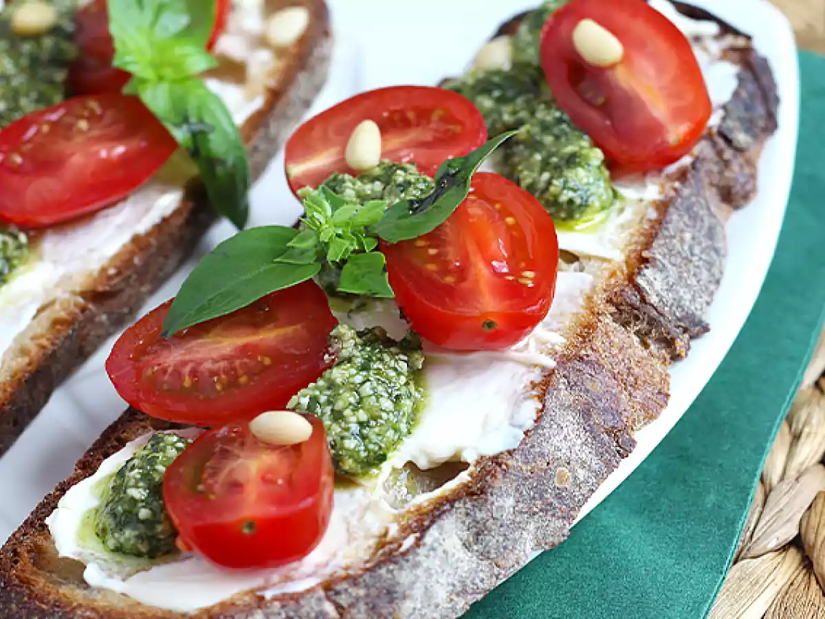 Sandwiches med frisk ost, pesto og cherrytomater - foto 3
