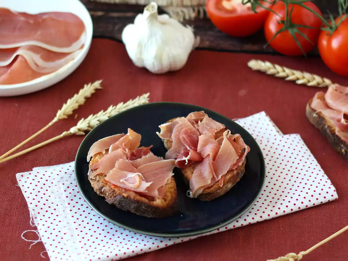 Sandwiches med tomat og serranoskinke