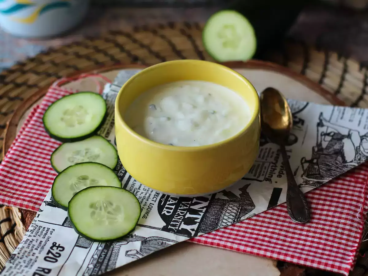 Sauce med græsk yoghurt, agurk og løg