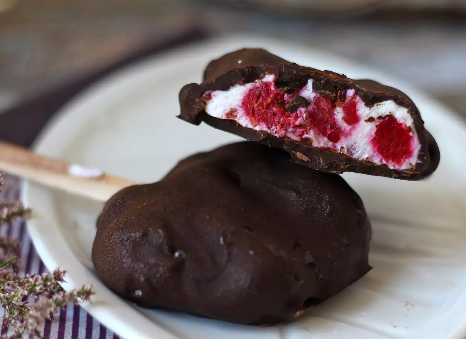 Skyr, hindbær og chokoladeis. den sunde snack til solrige dage!