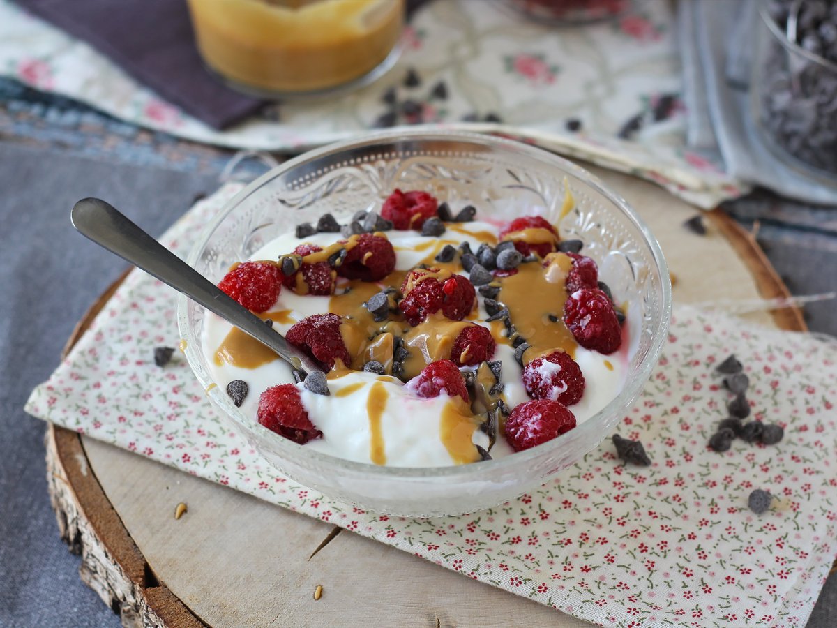 Skyr-skål med rød frugt, peanutbutter og chokolade
