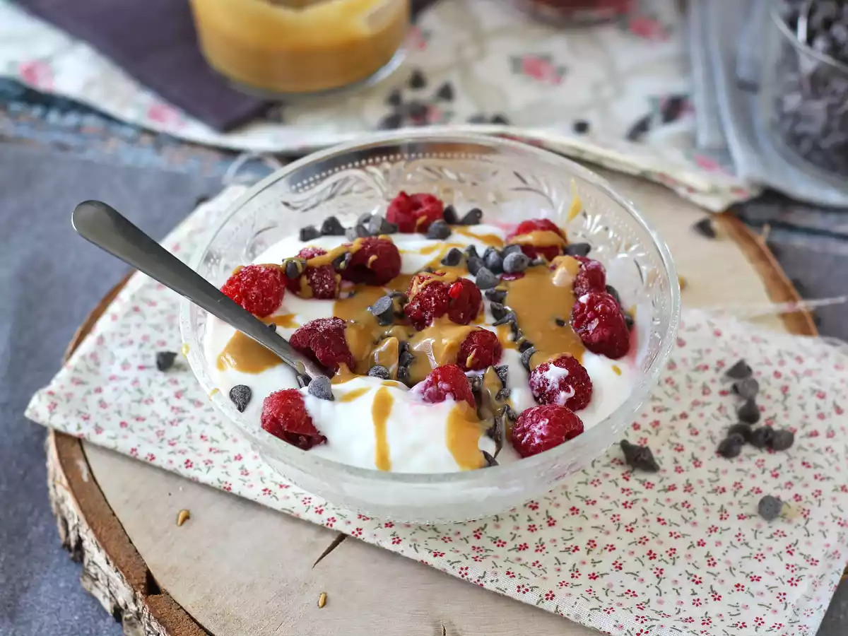 Skyr-skål med rød frugt, peanutbutter og chokolade