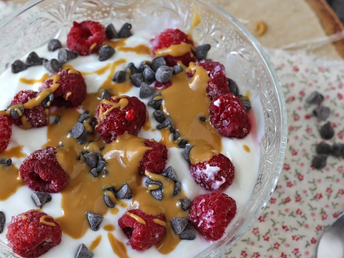 Skyr-skål med rød frugt, peanutbutter og chokolade - foto 2
