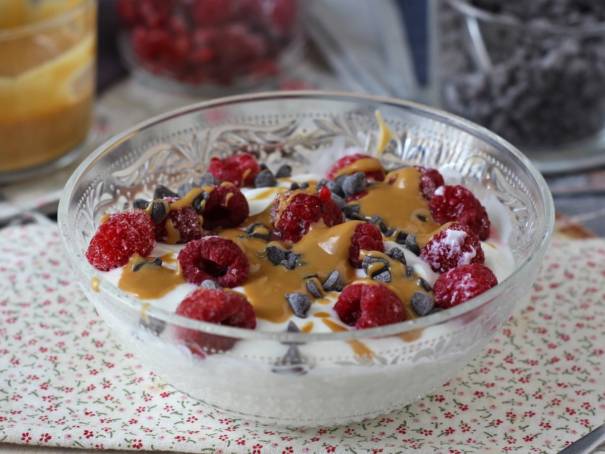 Skyr-skål med rød frugt, peanutbutter og chokolade - foto 3