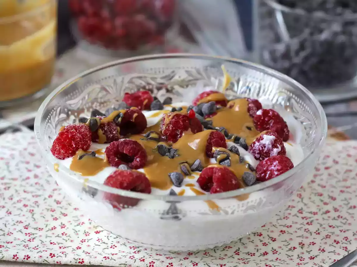 Skyr-skål med rød frugt, peanutbutter og chokolade - foto 3