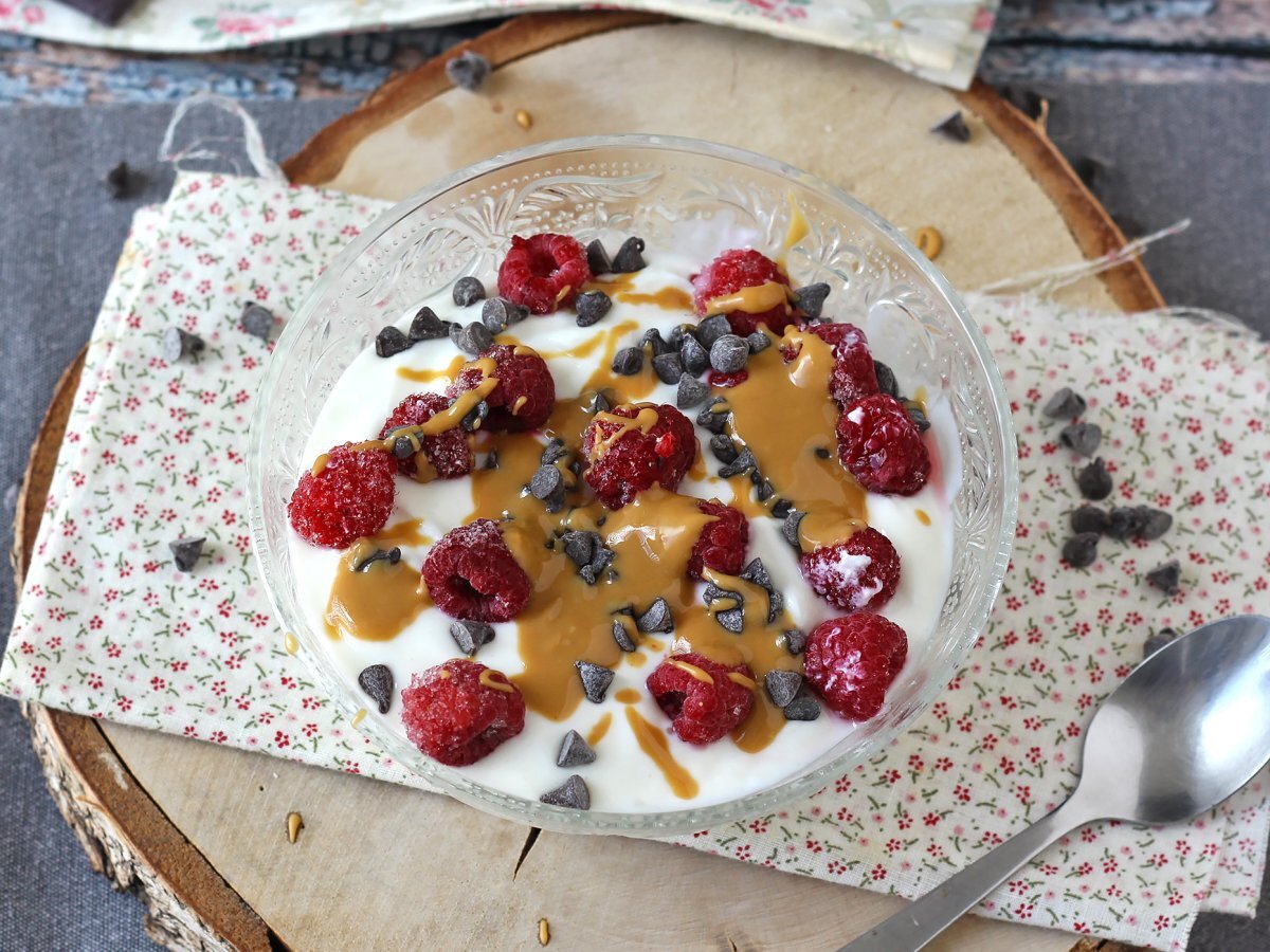 Skyr-skål med rød frugt, peanutbutter og chokolade - foto 4