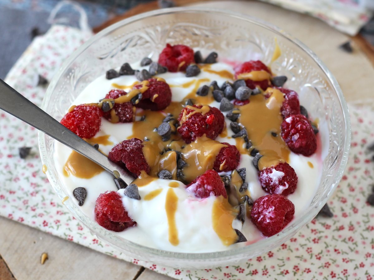 Skyr-skål med rød frugt, peanutbutter og chokolade - foto 5