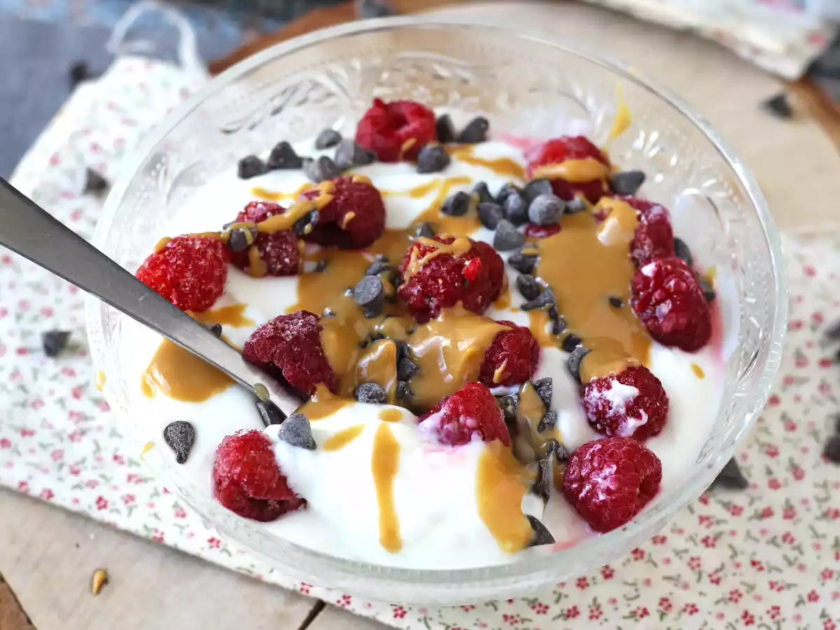 Skyr-skål med rød frugt, peanutbutter og chokolade - foto 5