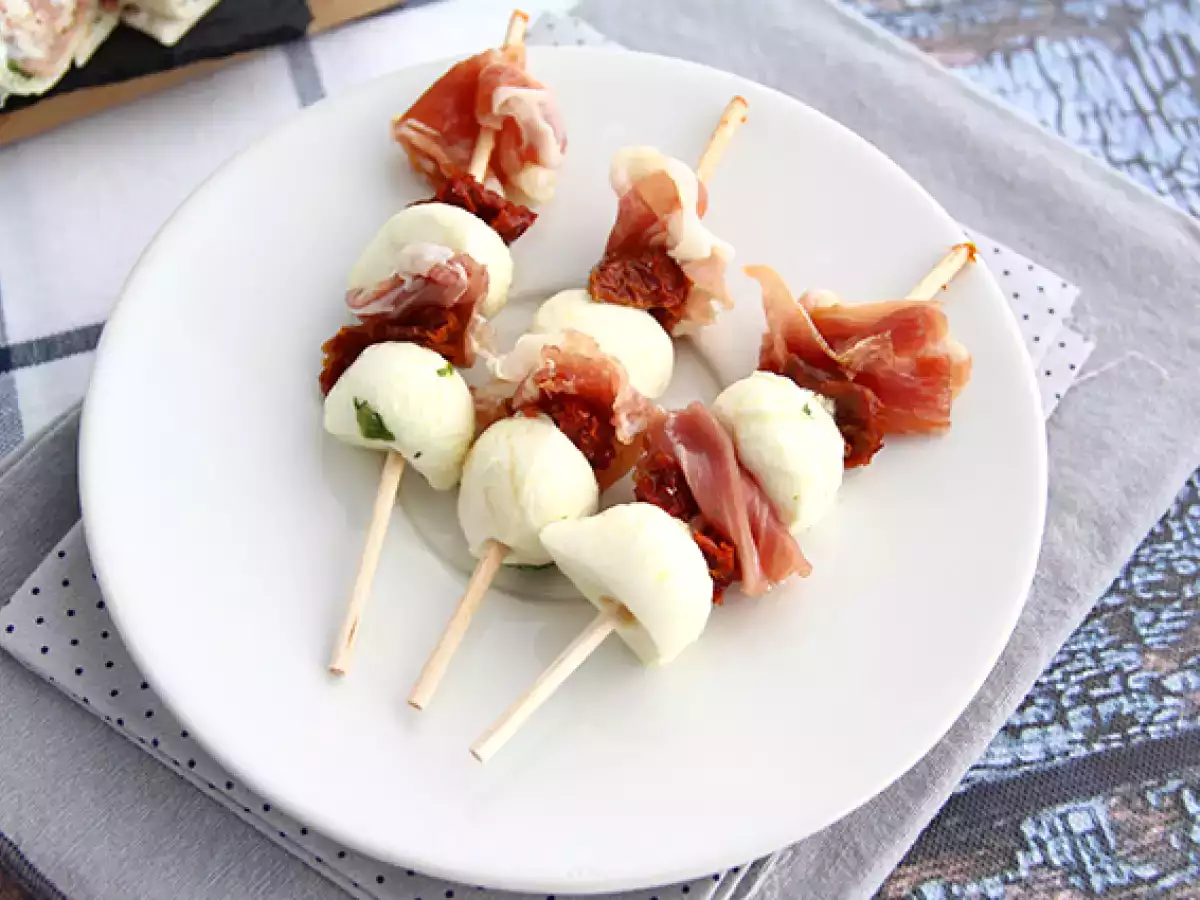 Små aperitifspyd med mozzarella, lufttørret skinke og soltørrede tomater