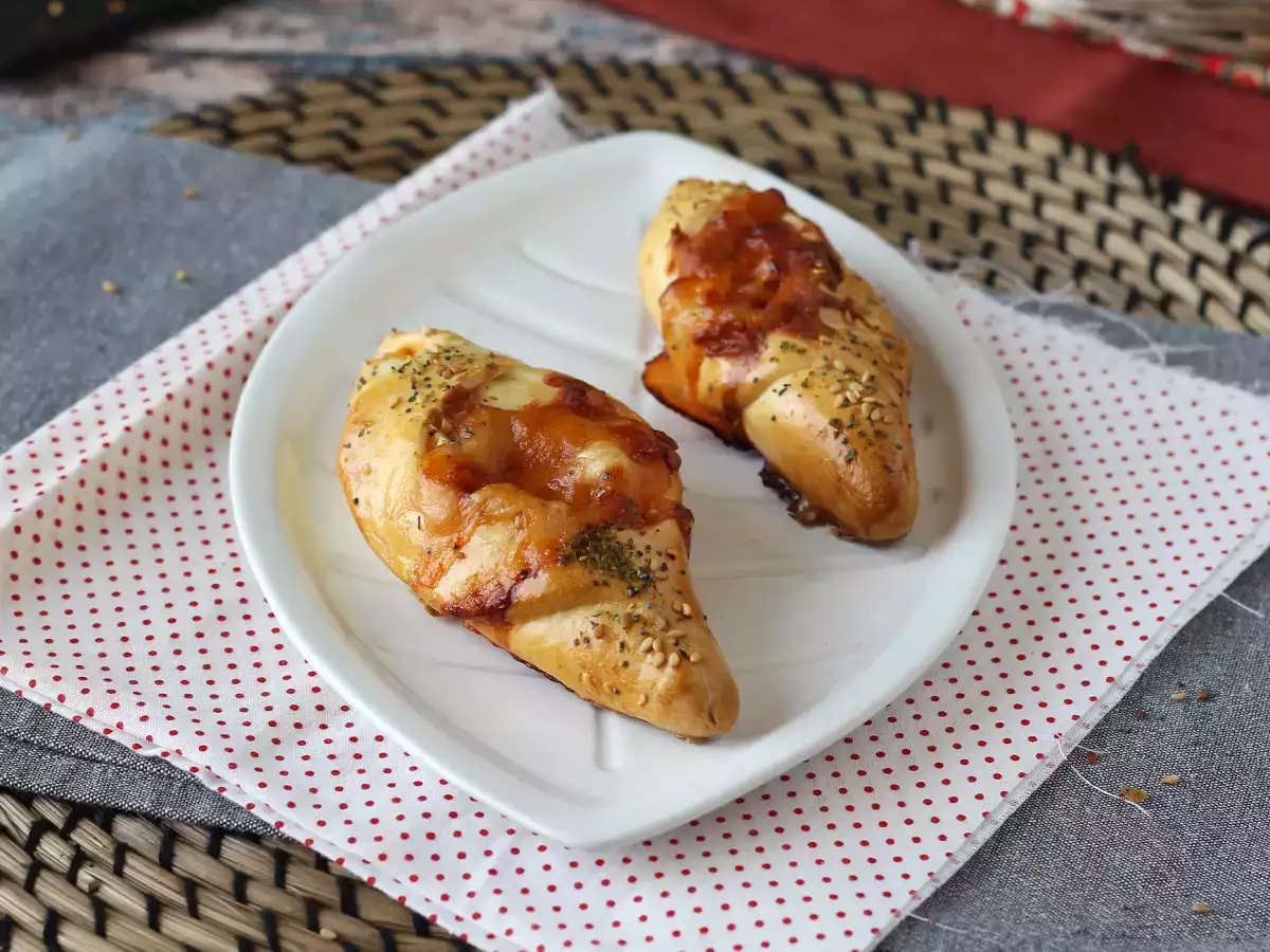 Små pizzabåde fyldt med tomatsauce, skinke og mozzarella - foto 2