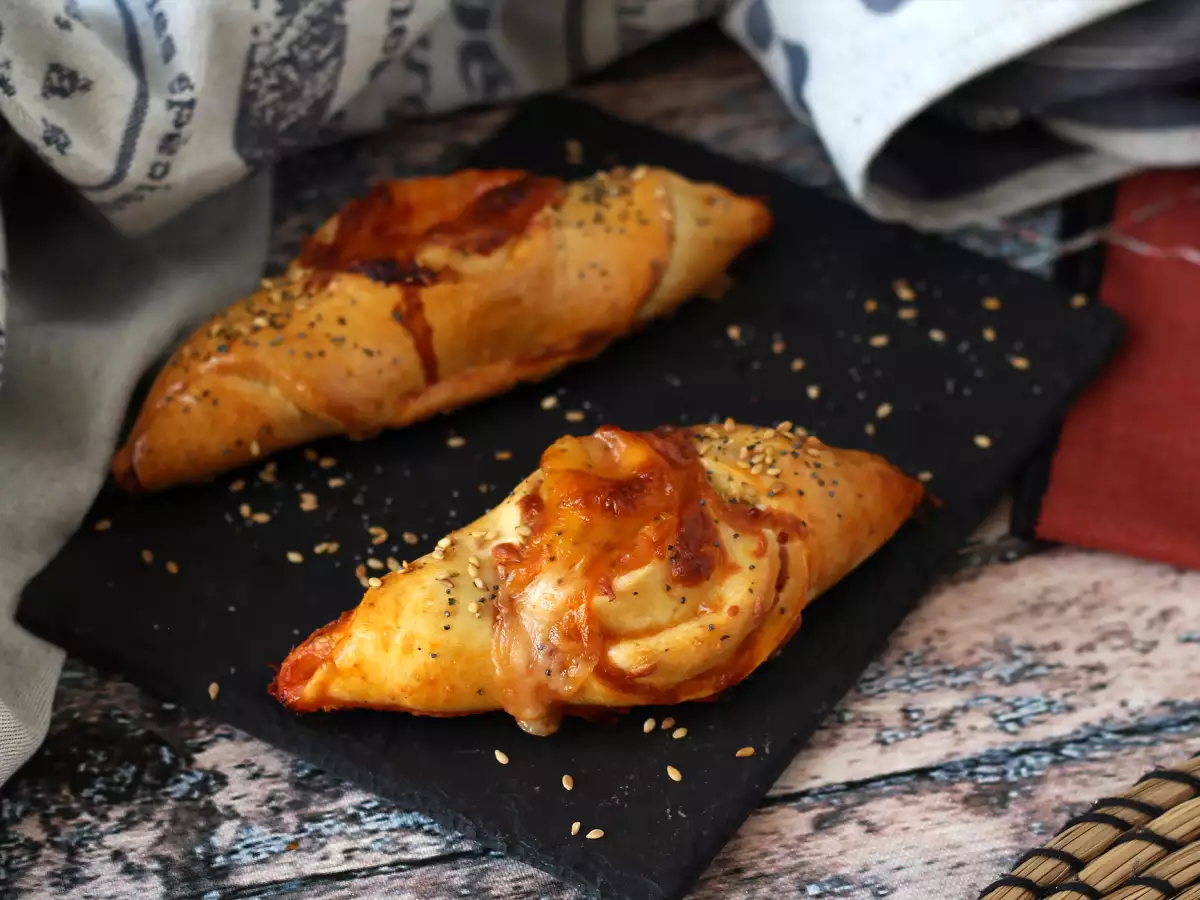 Små pizzabåde fyldt med tomatsauce, skinke og mozzarella - foto 3