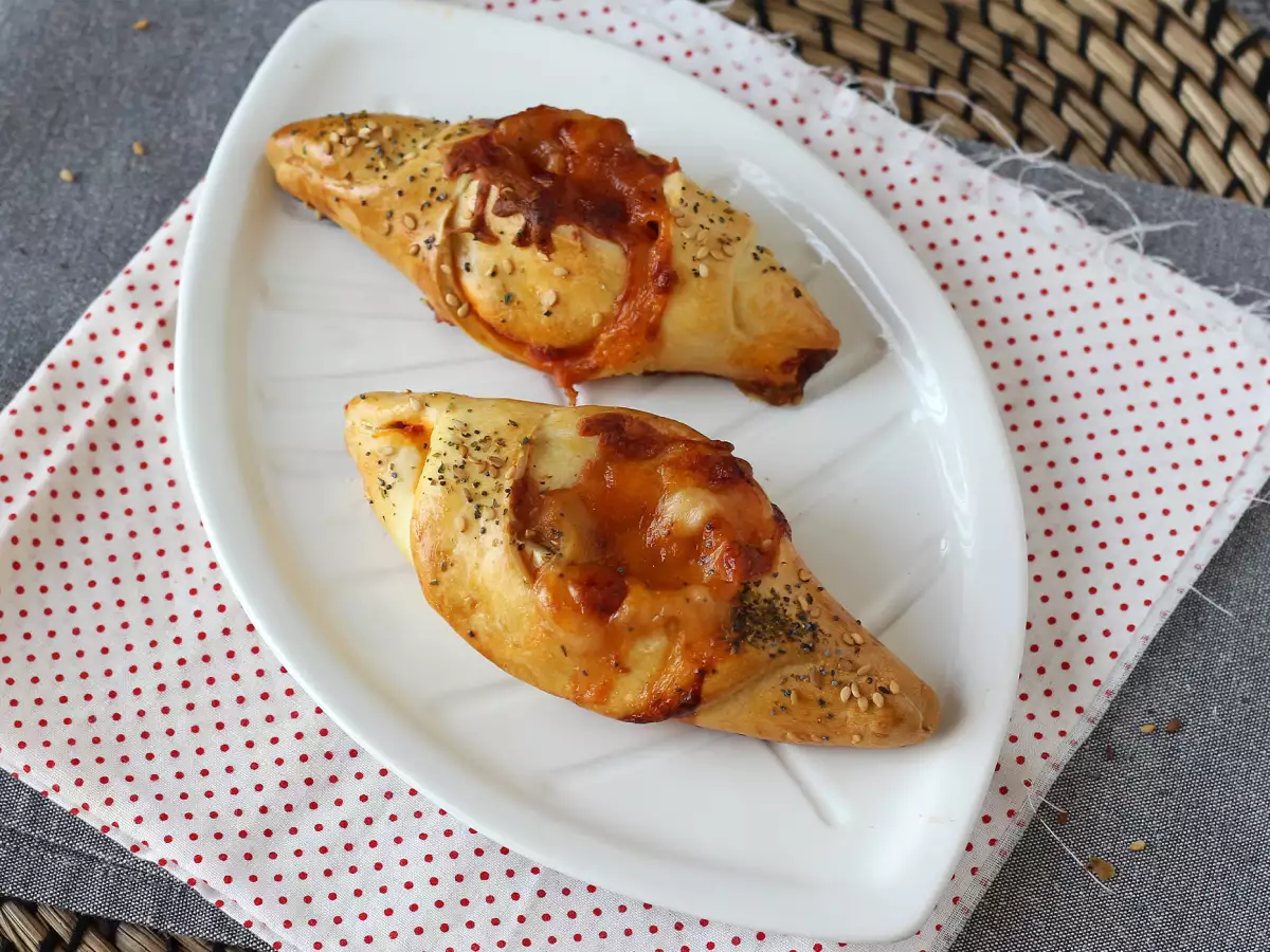 Små pizzabåde fyldt med tomatsauce, skinke og mozzarella - foto 4