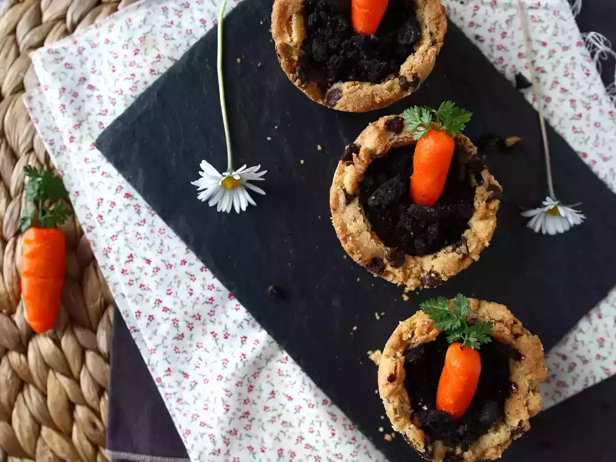 Småkagekopper toppet med chokoladeganache, gulerodspotte-stil - foto 2
