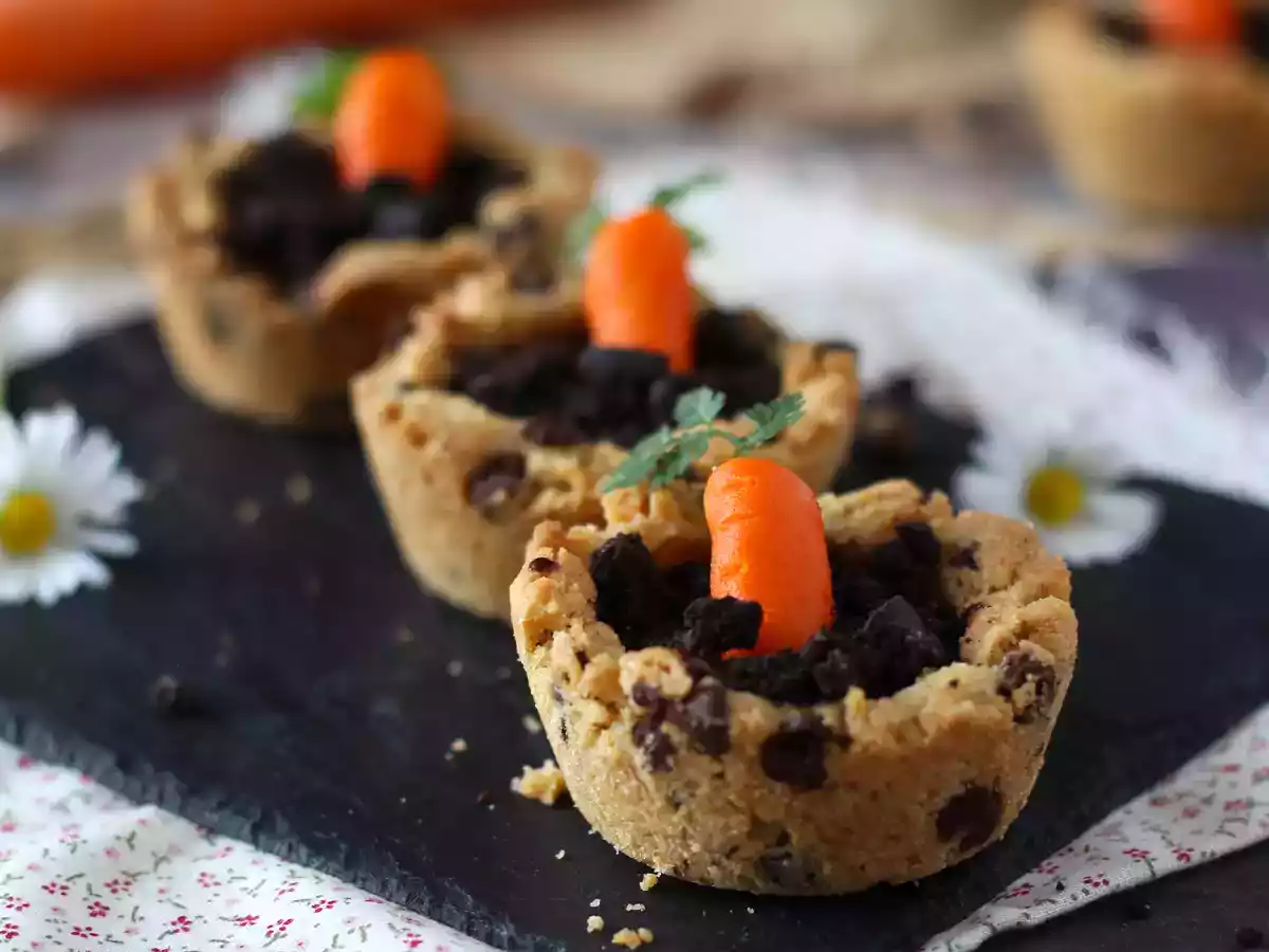 Småkagekopper toppet med chokoladeganache, gulerodspotte-stil - foto 3