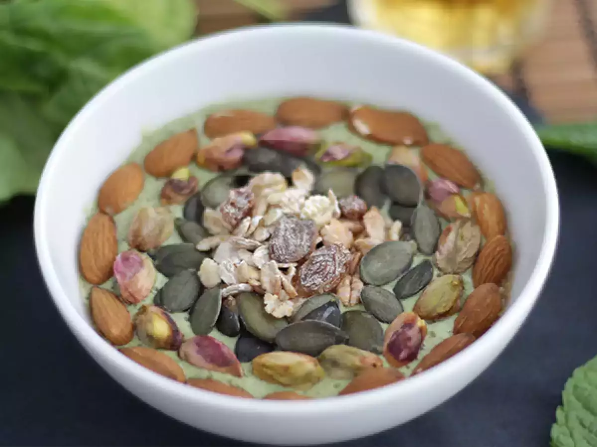 Smoothie bowl med kiwi, mynte og babyspinat