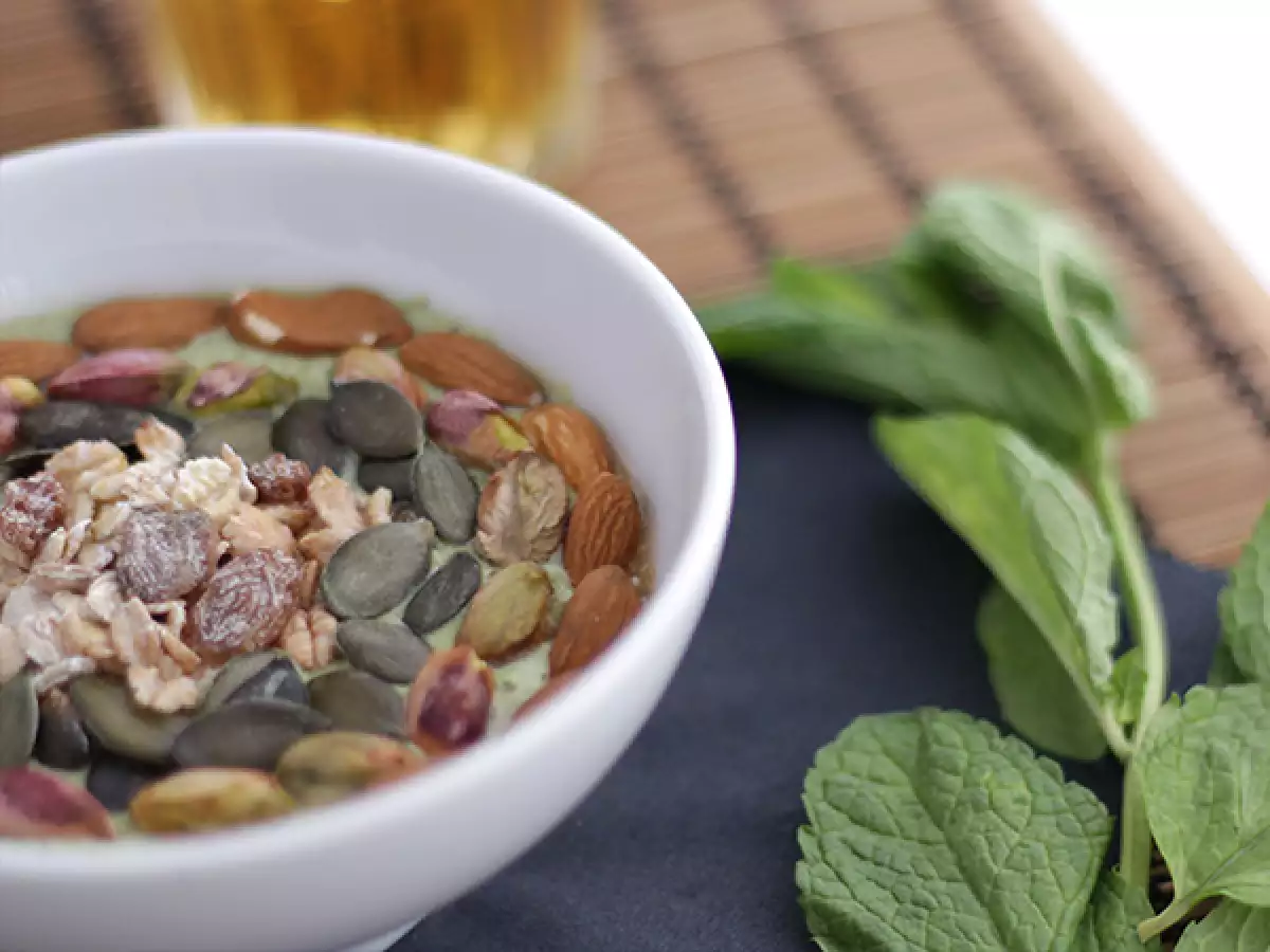 Smoothie bowl med kiwi, mynte og babyspinat - foto 3