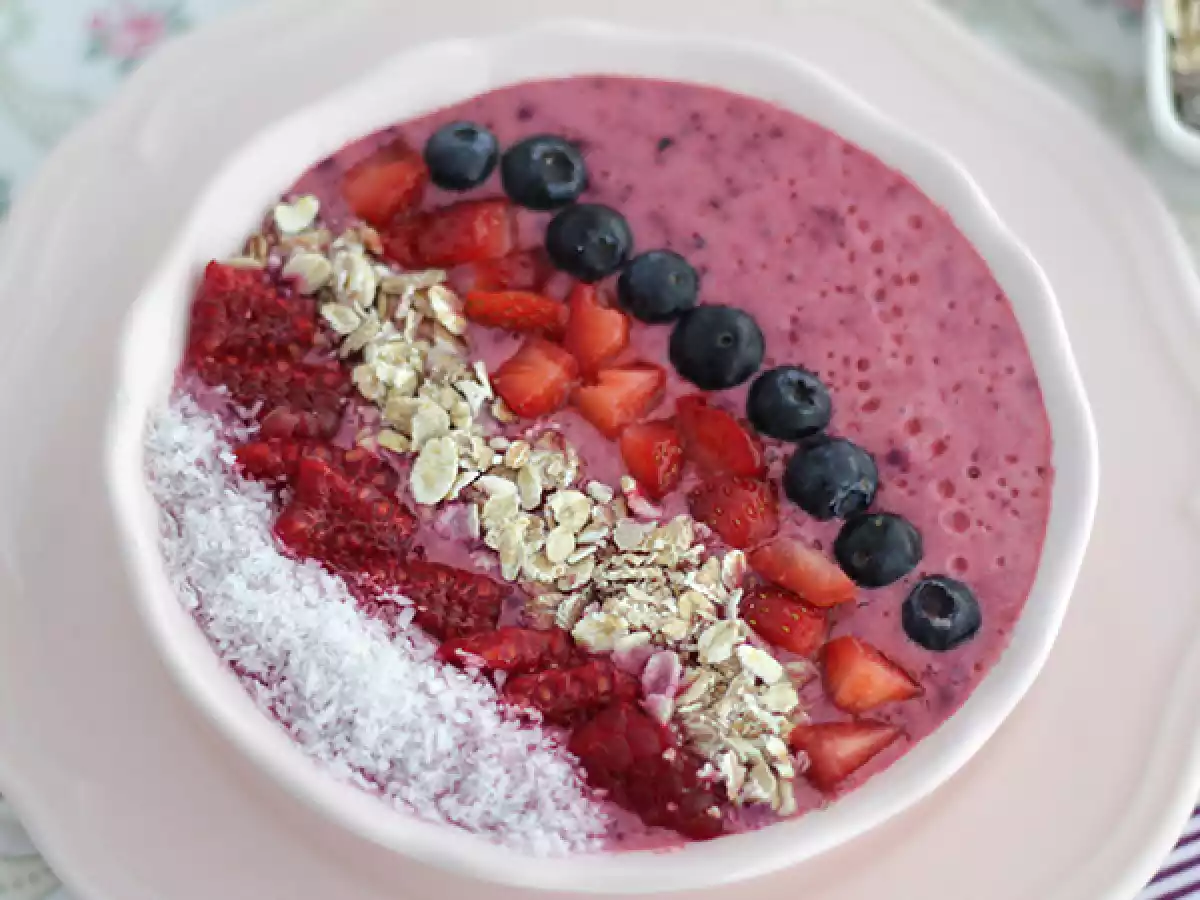 Smoothie-bowl med rød frugt - foto 2