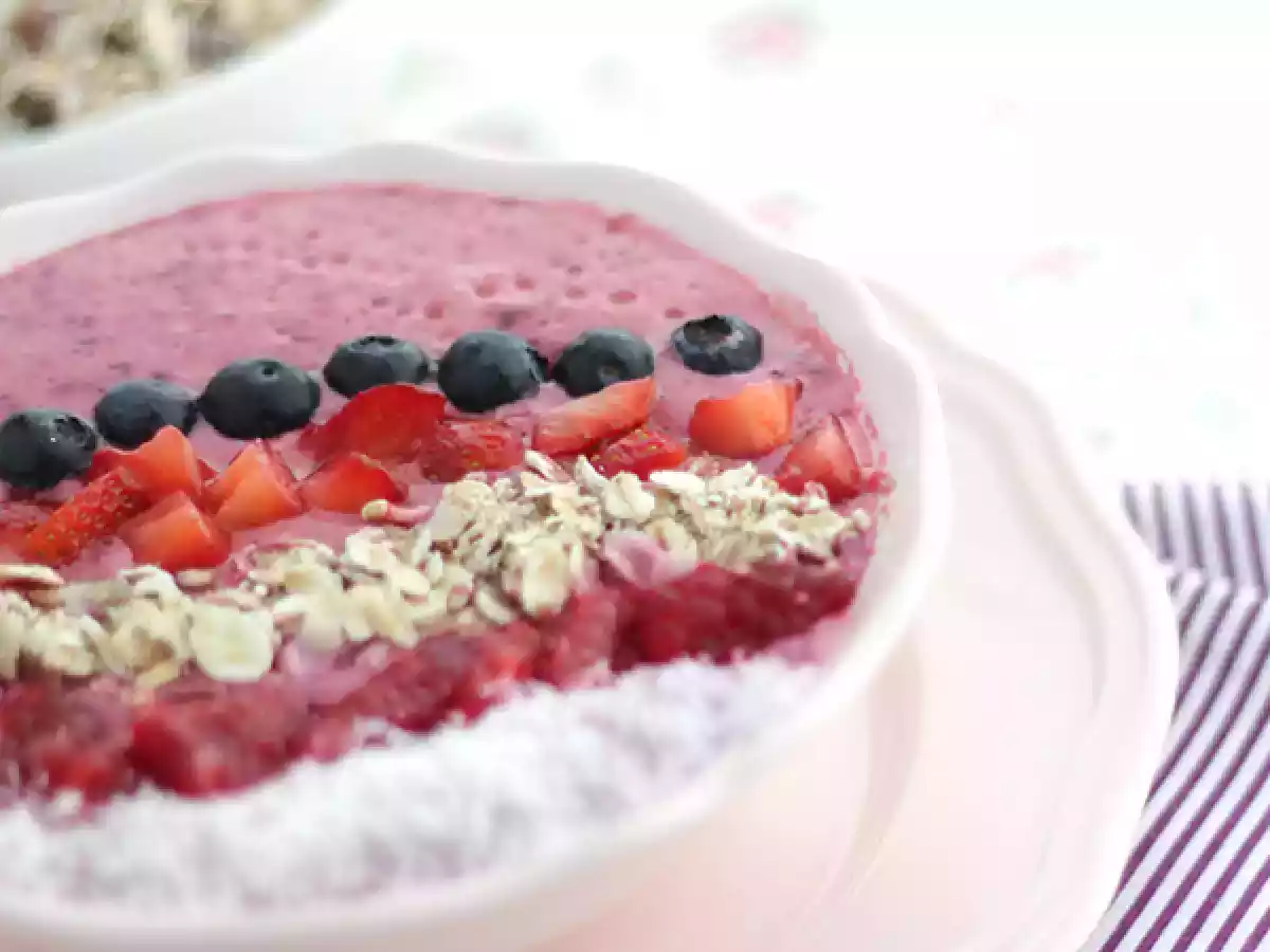 Smoothie-bowl med rød frugt - foto 3