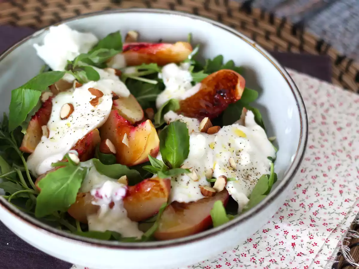 Sød og salt salat med ristede ferskner, rucola og burrata (sød sommersmag)