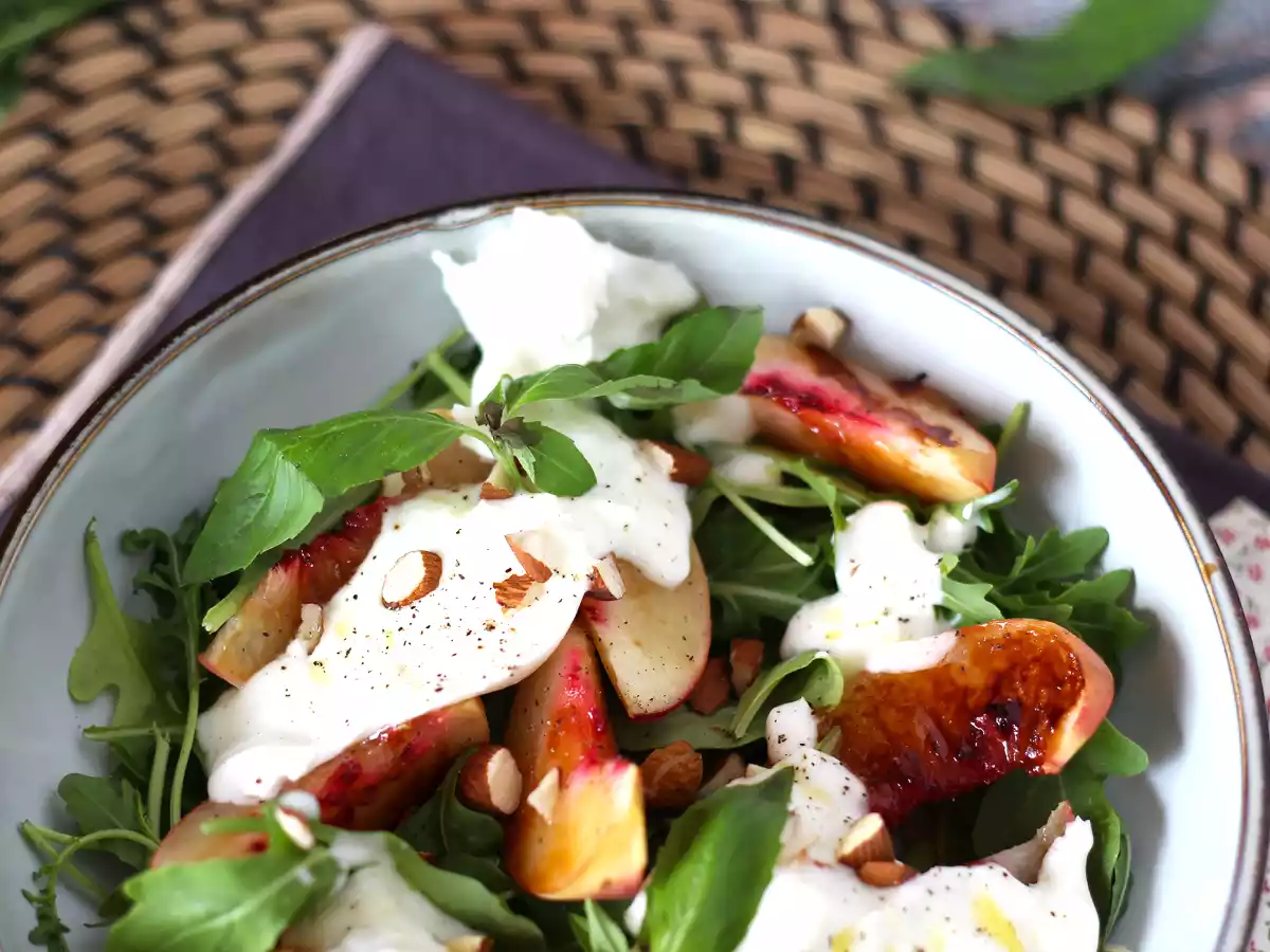 Sød og salt salat med ristede ferskner, rucola og burrata (sød sommersmag) - foto 4
