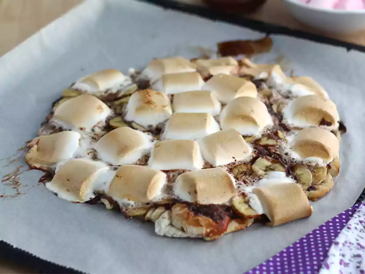 Sød pizza med banan og chokolade