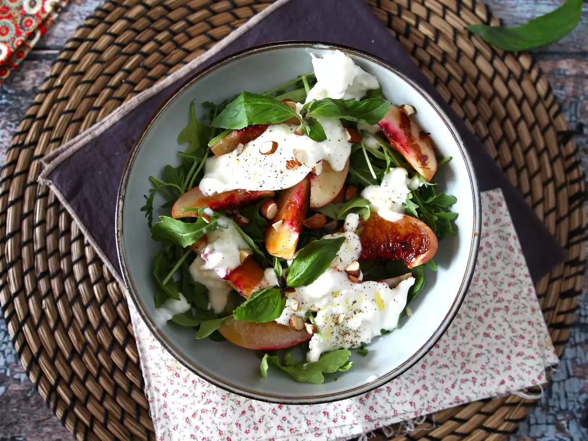 Sød-salt salat med ristede ferskner, rucola og burrata – sommerens søde smage - foto 2