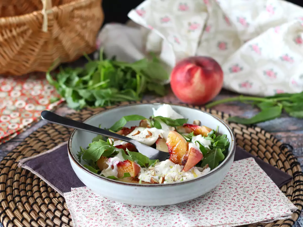 Sød-salt salat med ristede ferskner, rucola og burrata – sommerens søde smage - foto 3